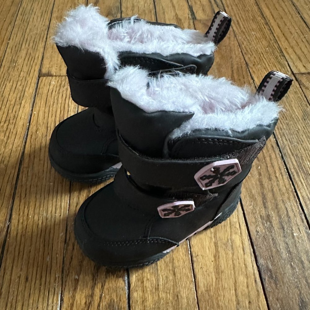 Like NEW Bass Toddler Girls Black Winter Snow Boots with Light Pink Accents Sz 6